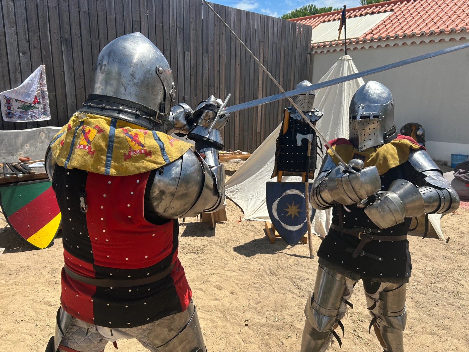 Dois cavaleiros medievais equipados para um combate
